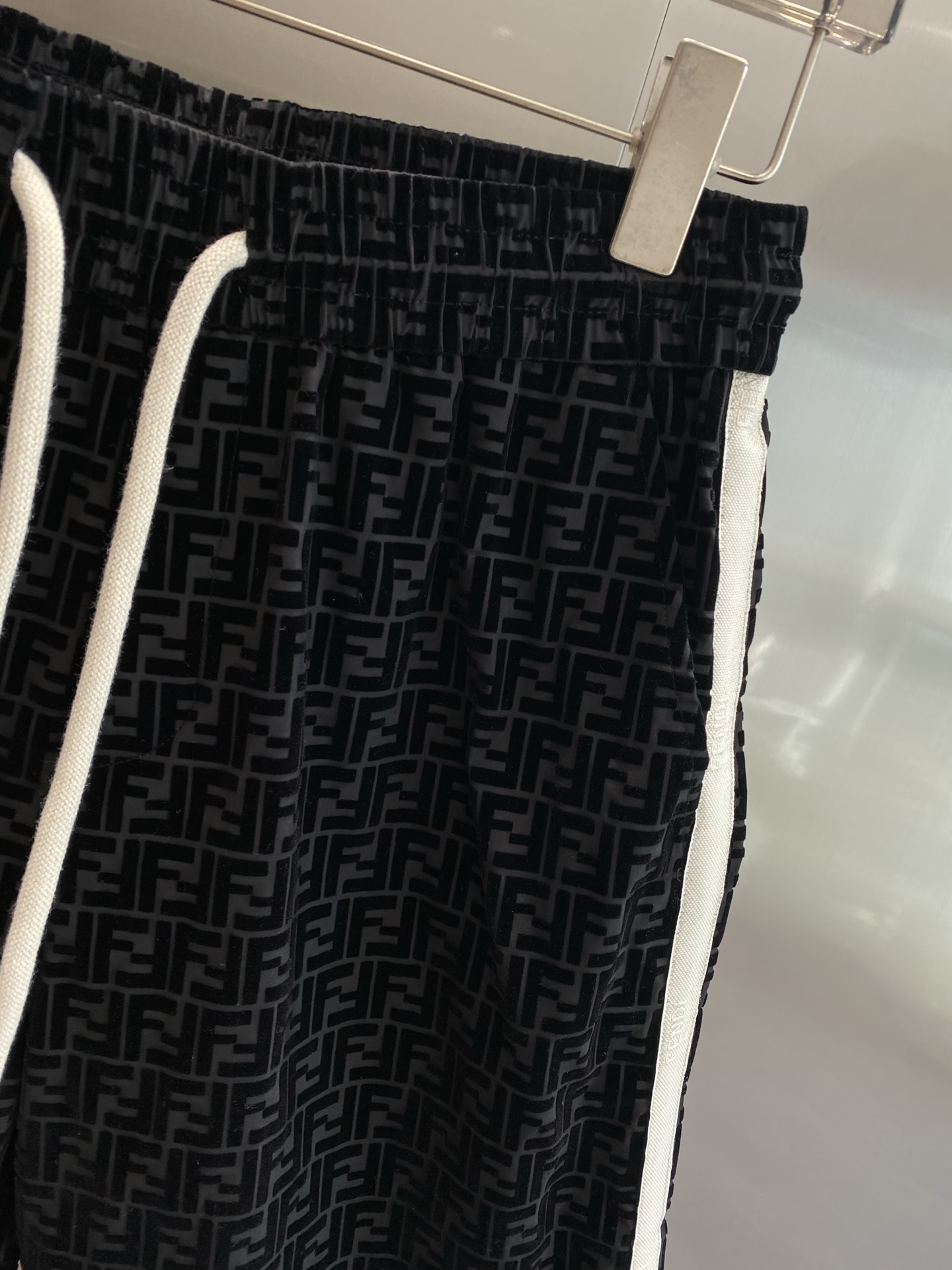 Side white stripe shorts