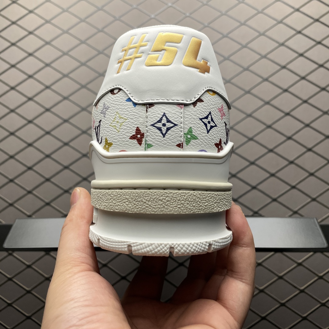 Low-top casual sneakers