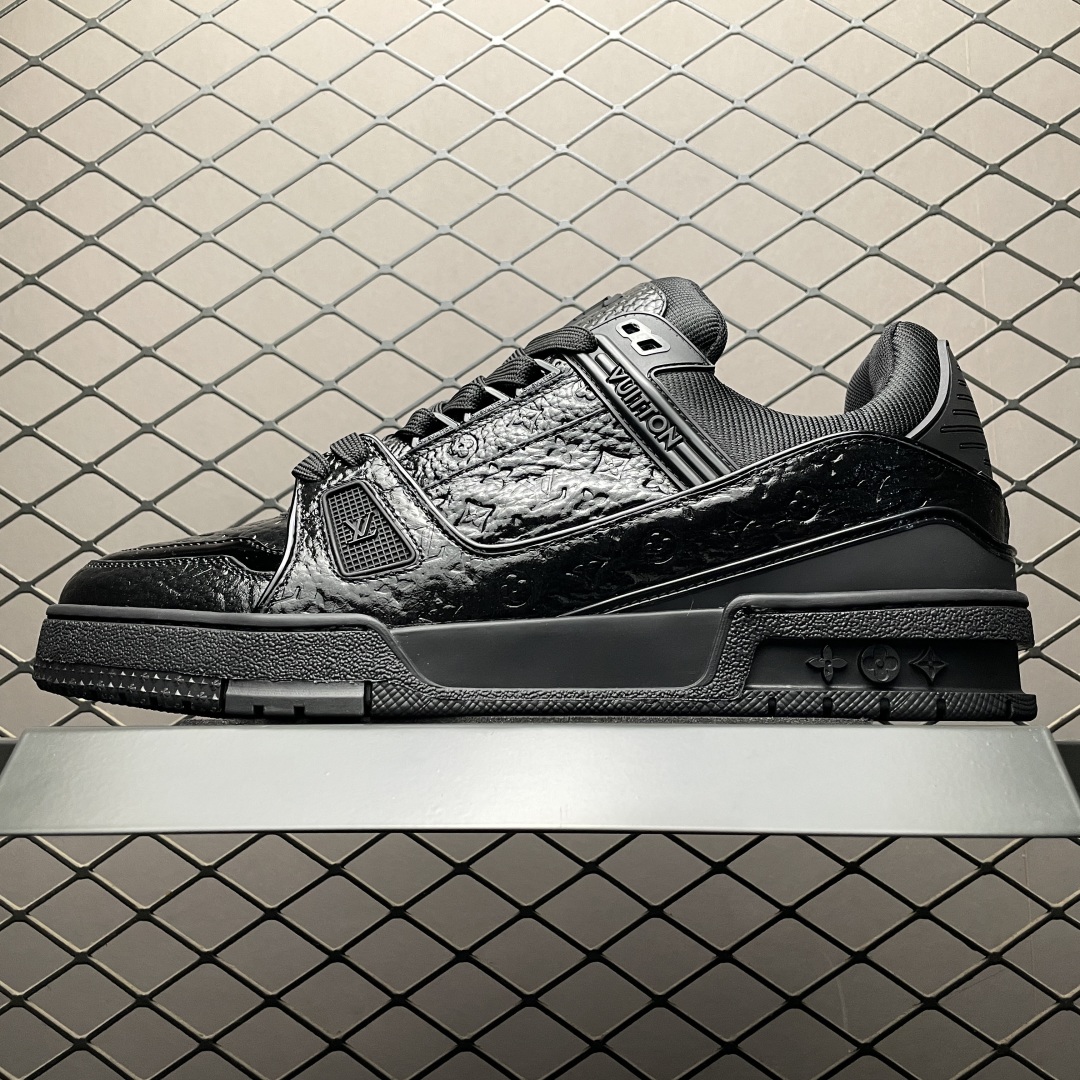 Low-top casual sneakers