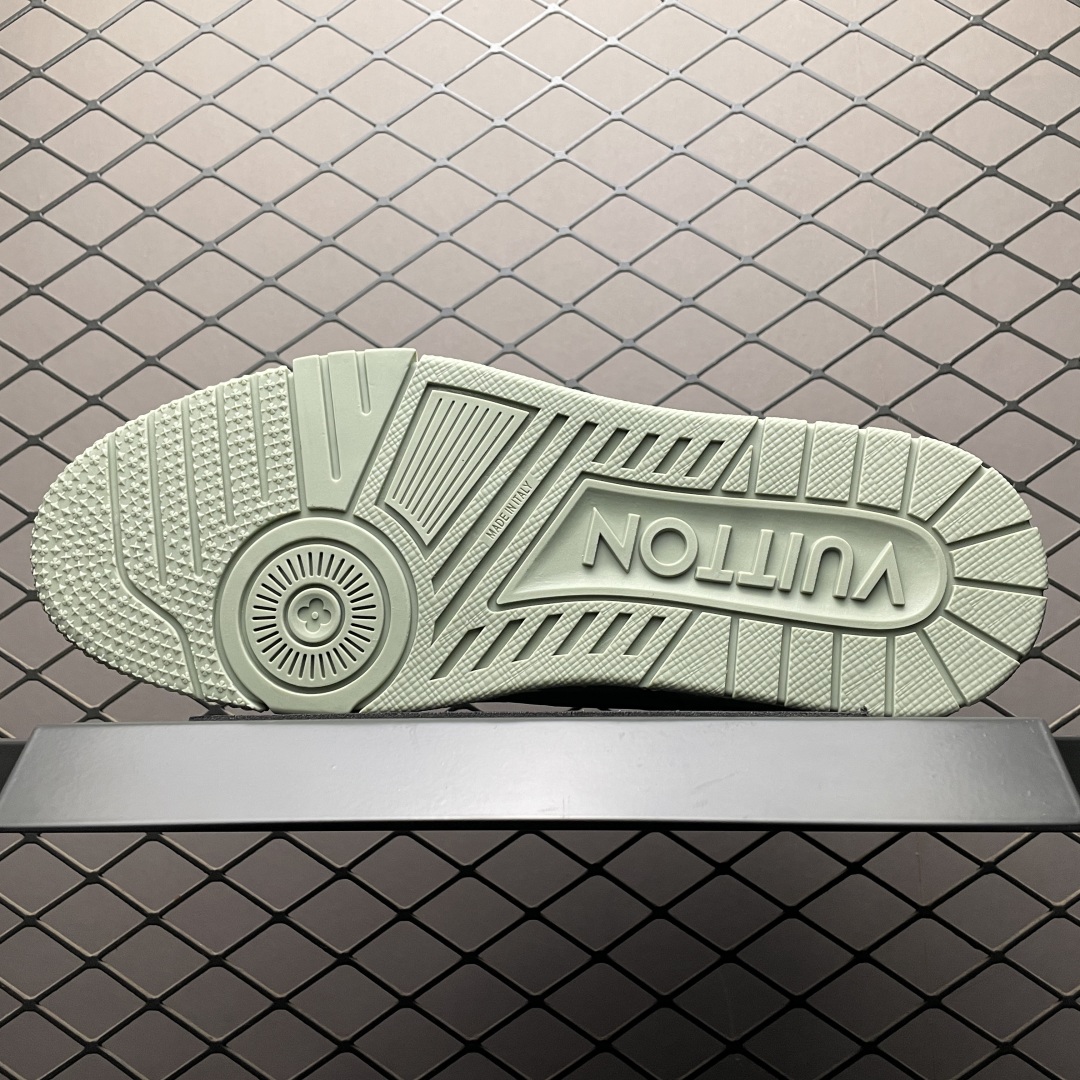 Low-top casual sneakers