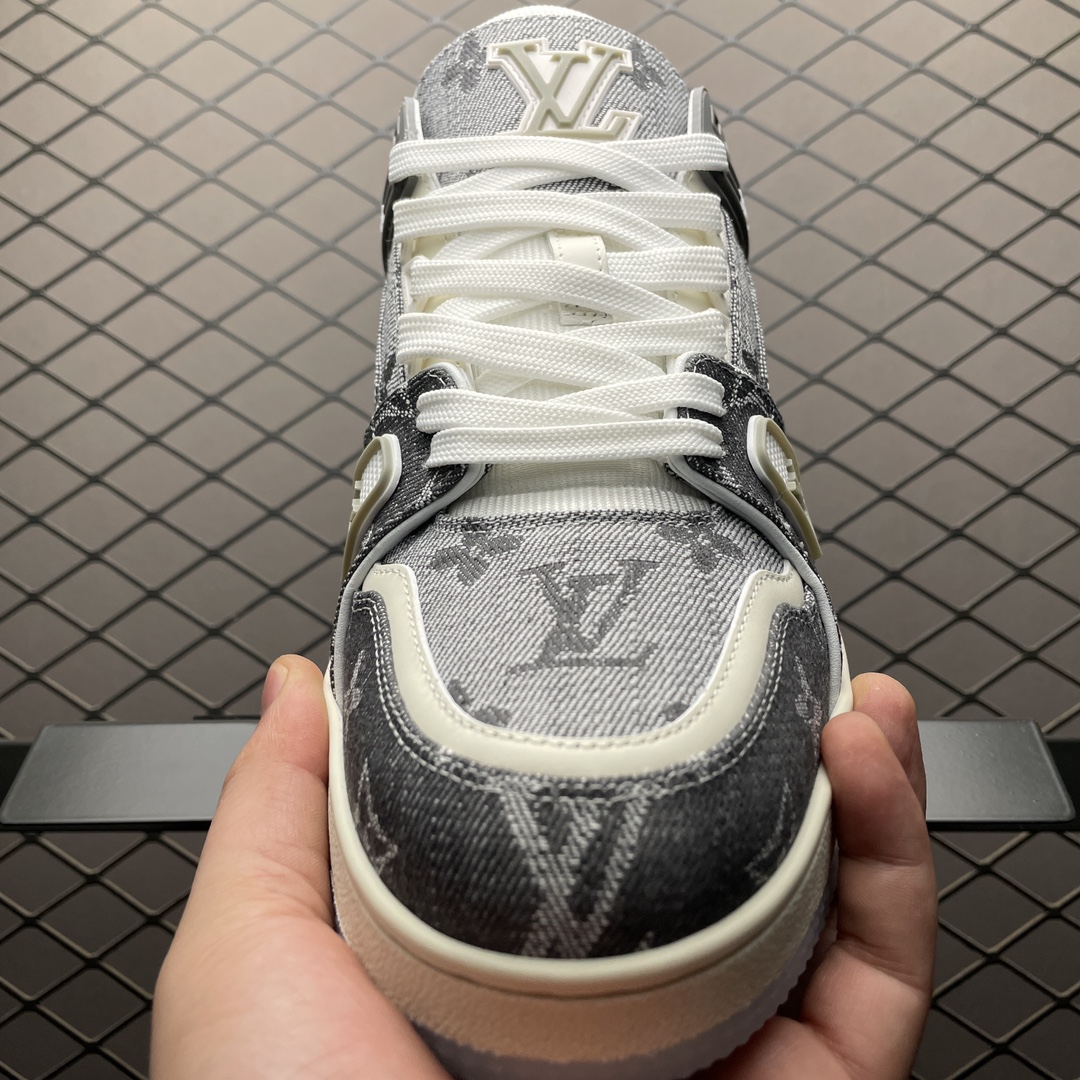 Low-top casual sneakers