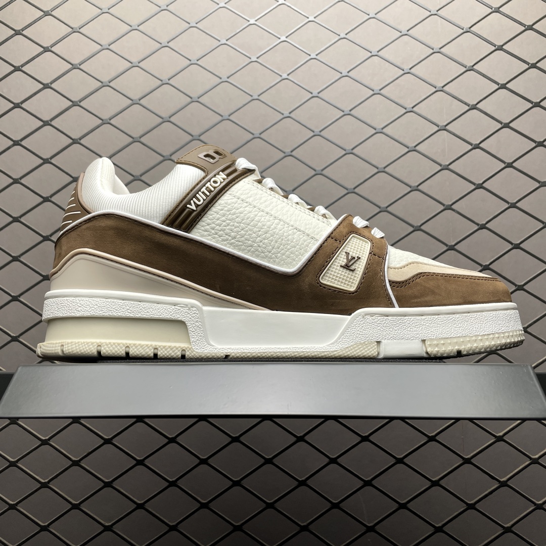 Low-top casual sneakers