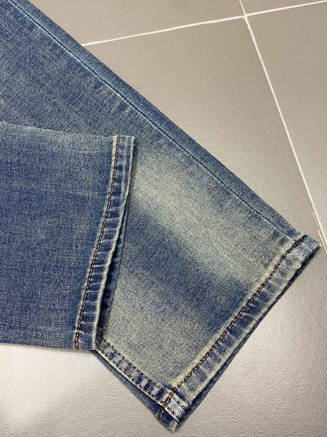 Breathable and comfortable jeans