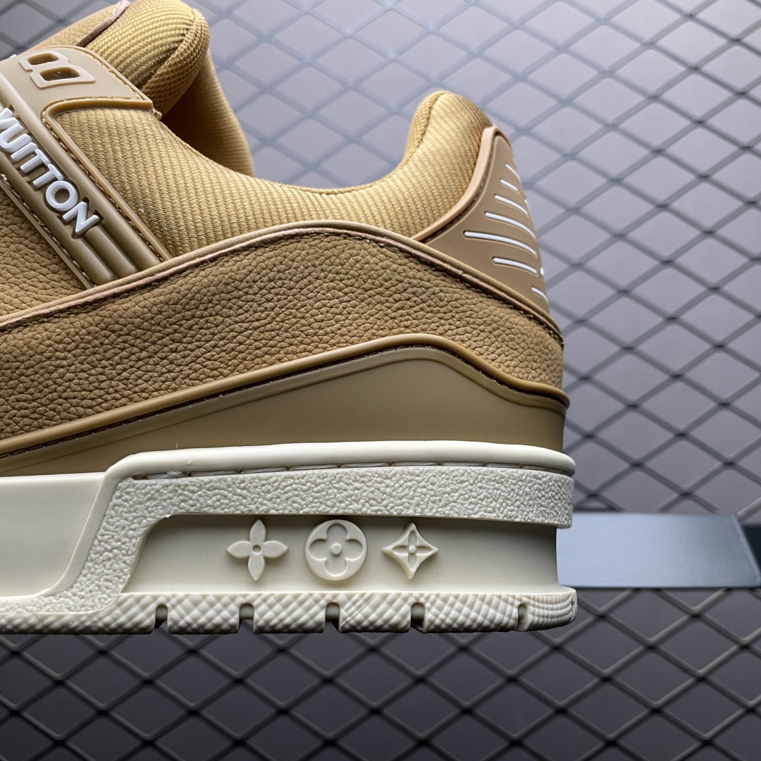 Low-top casual sneakers