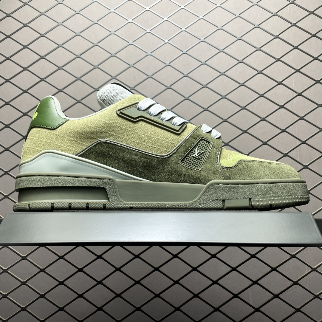 Light green low-top casual sneakers