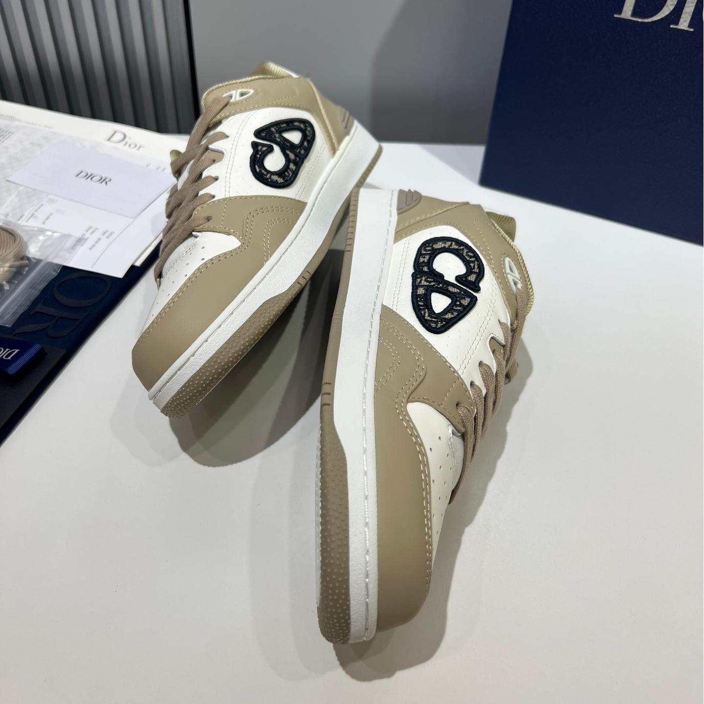 Low-top casual couple sneakers