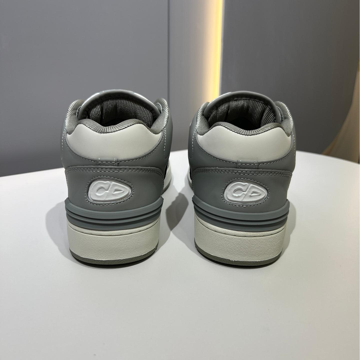 Low-top casual couple sneakers