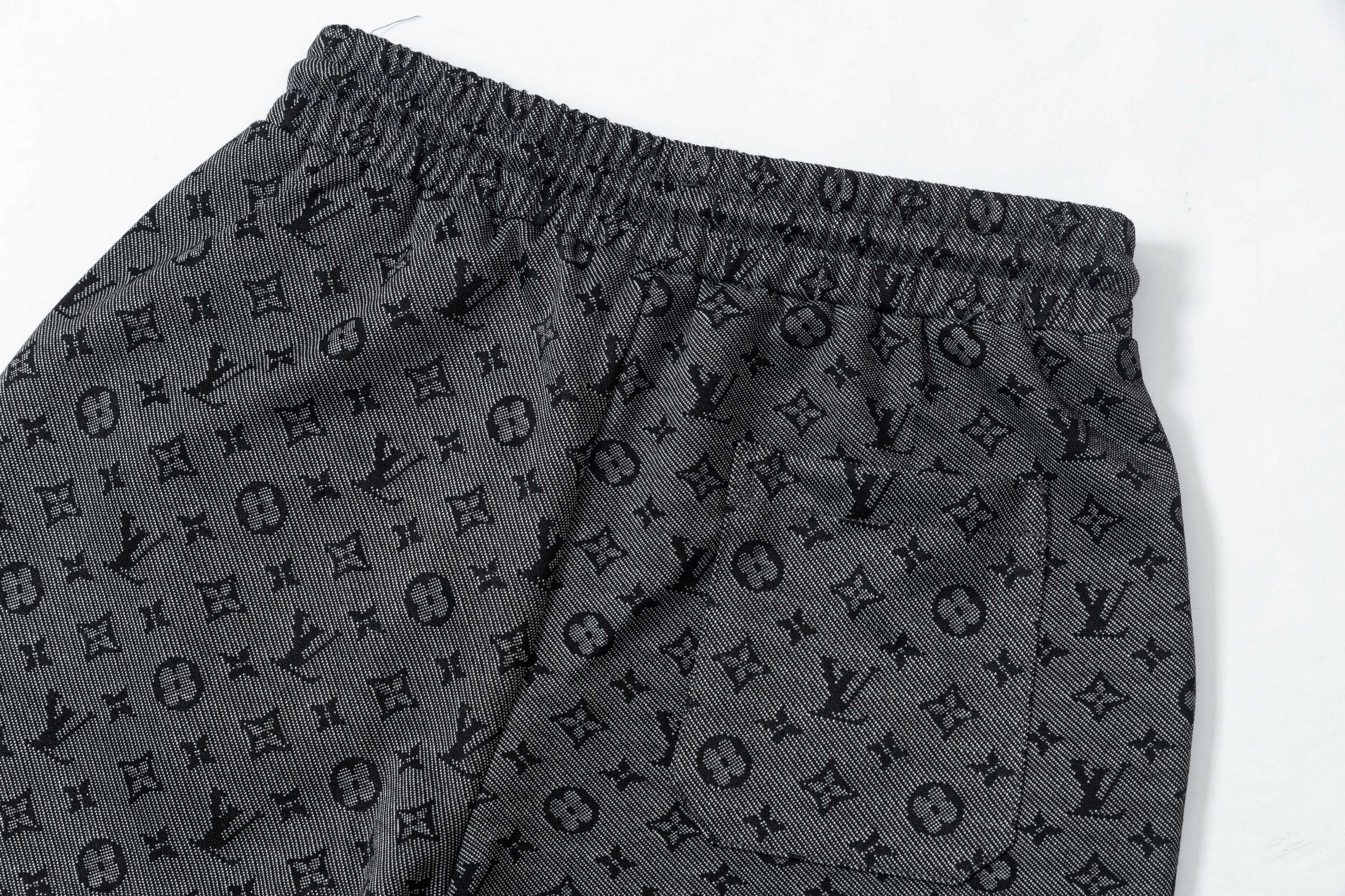 Printed knitted embroidered shorts