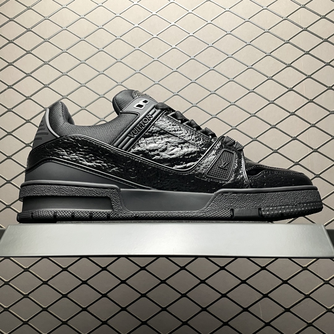 Low-top casual sneakers