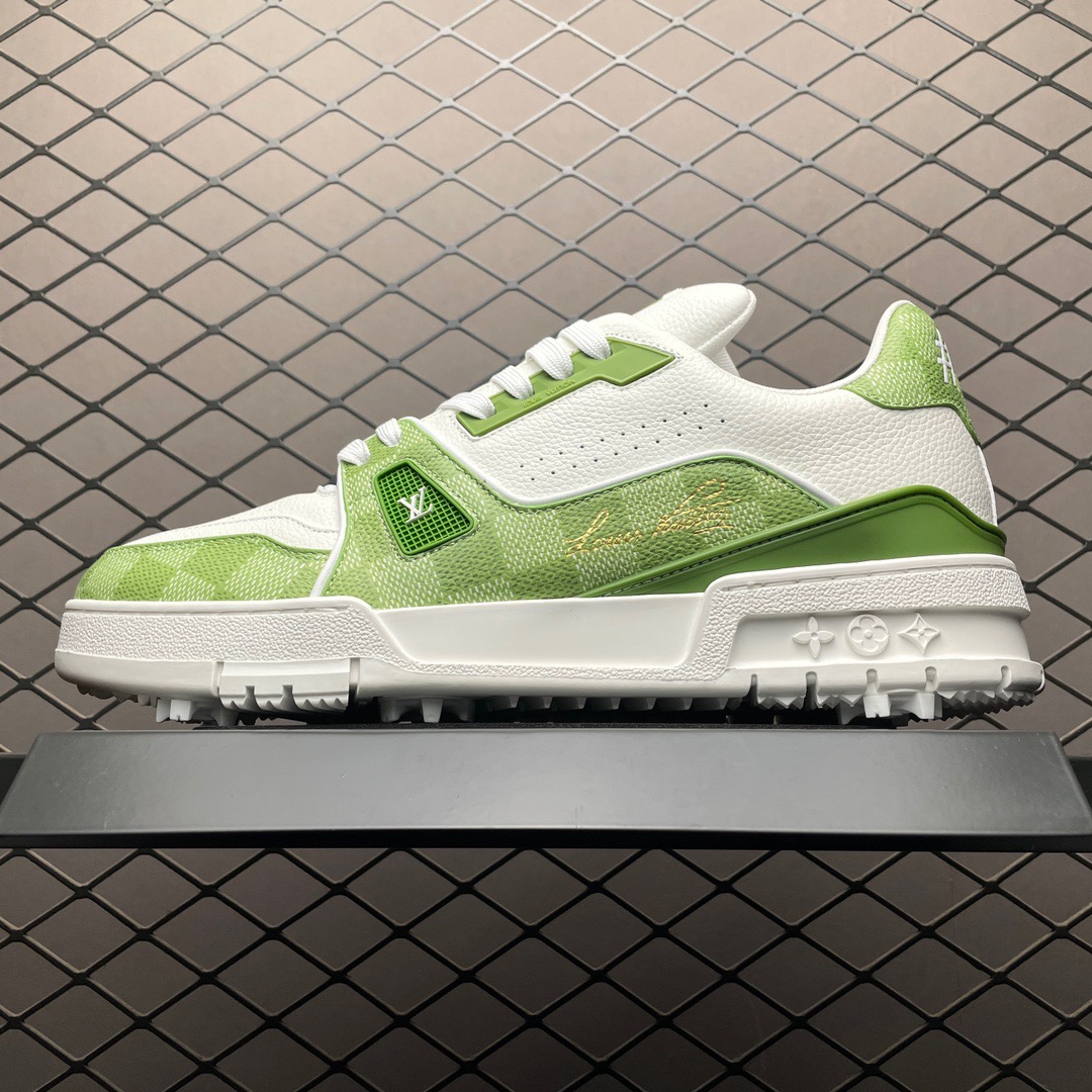 Low-top casual sneakers