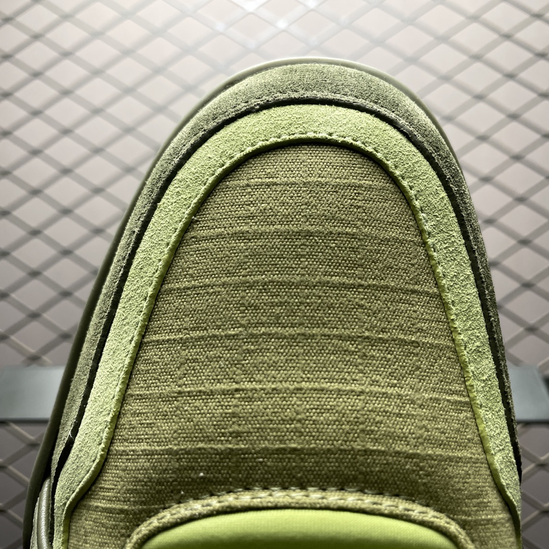 Light green low-top casual sneakers