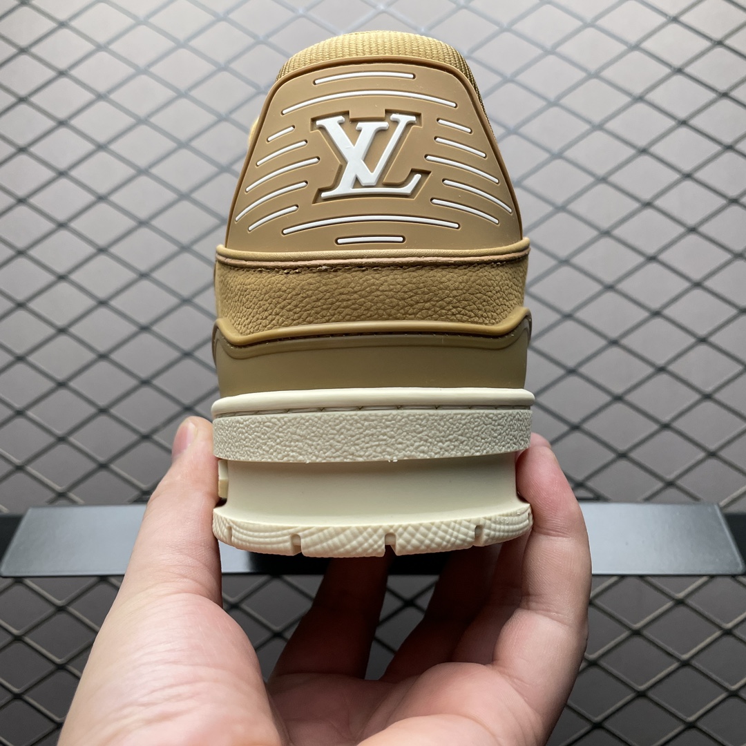 Low-top casual sneakers