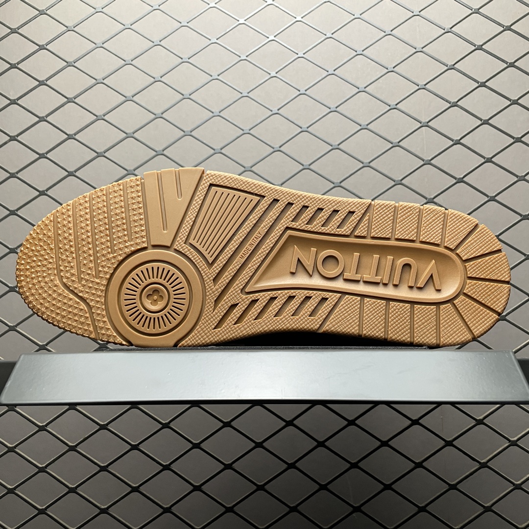 Brown low-top casual sneakers