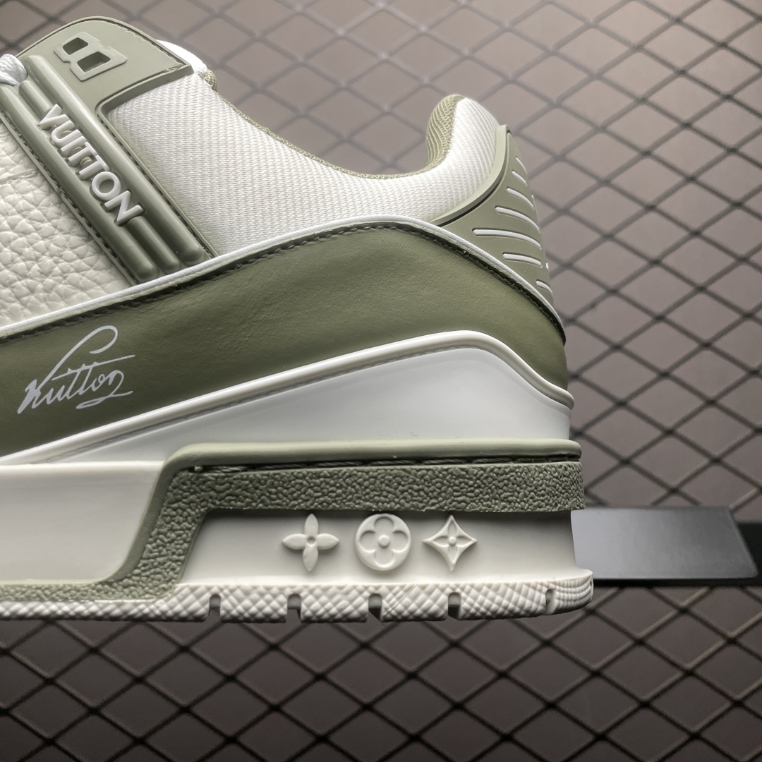 Low-top casual sneakers