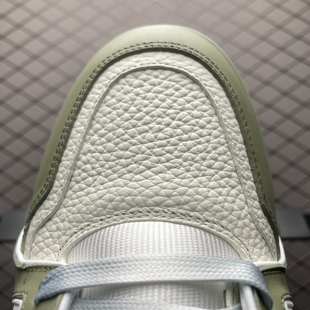 Low-top casual sneakers