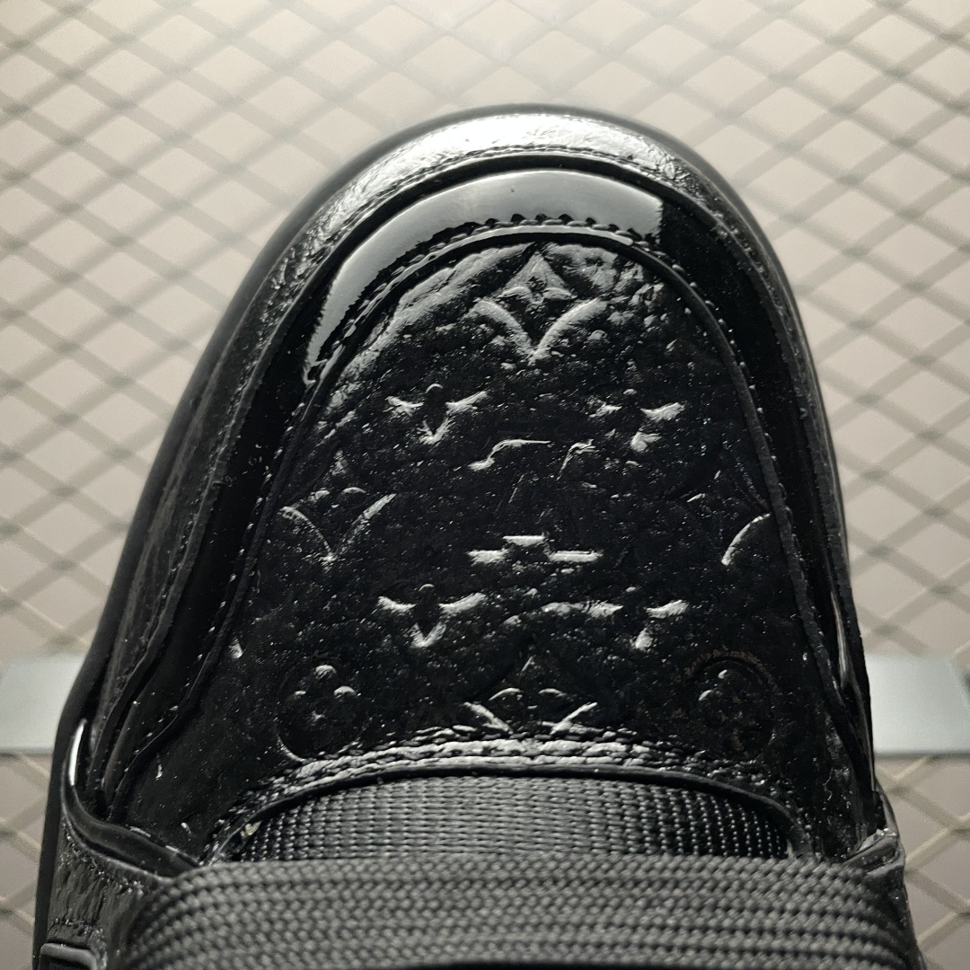 Low-top casual sneakers