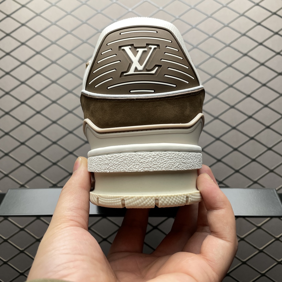 Low-top casual sneakers