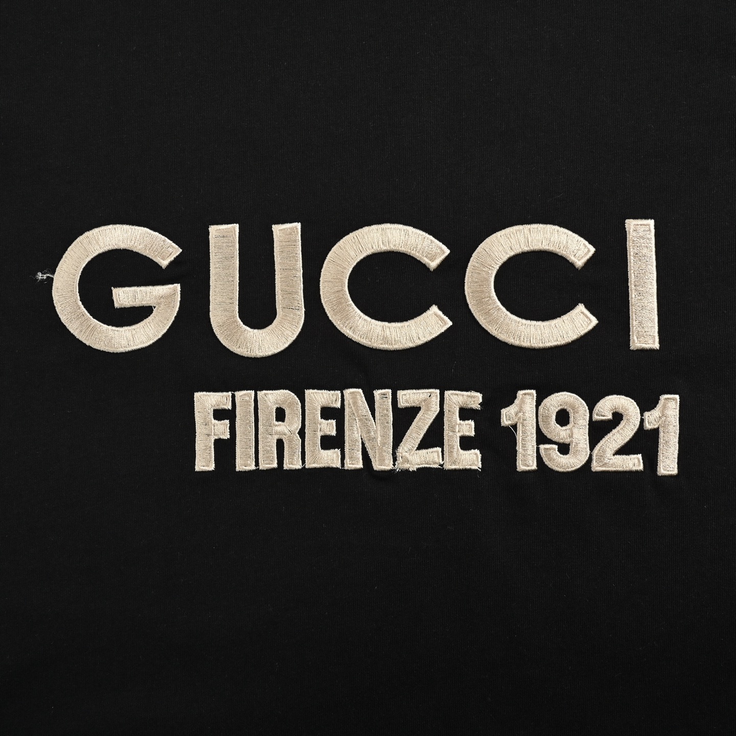 Lettering embroidered short-sleeved T-shirt