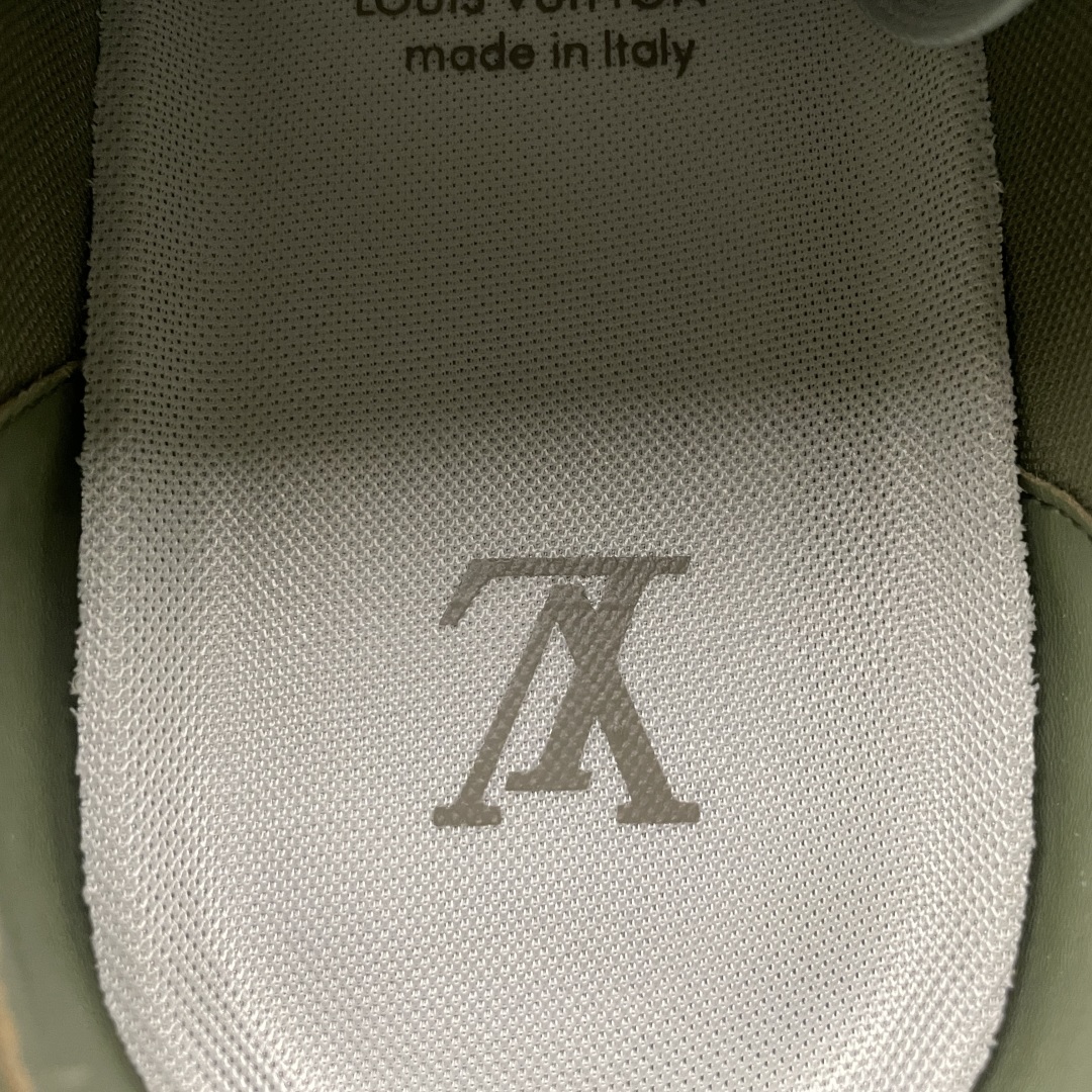 Low-top casual sneakers