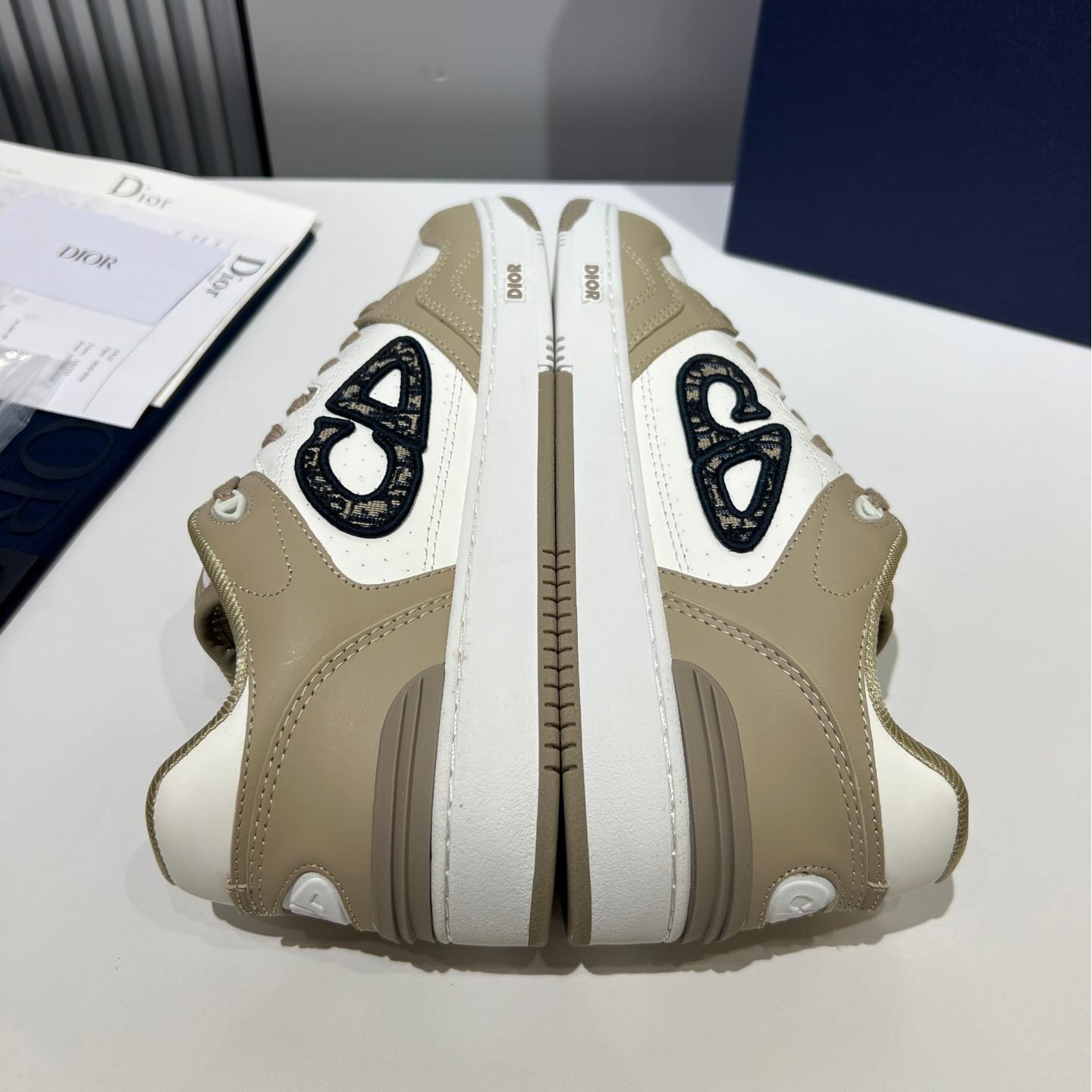 Low-top casual couple sneakers