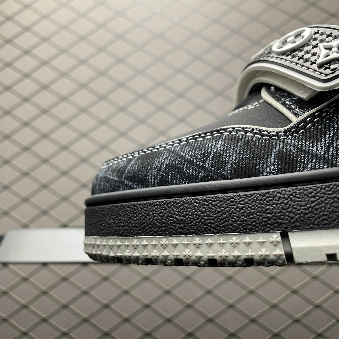 Low-top casual sneakers