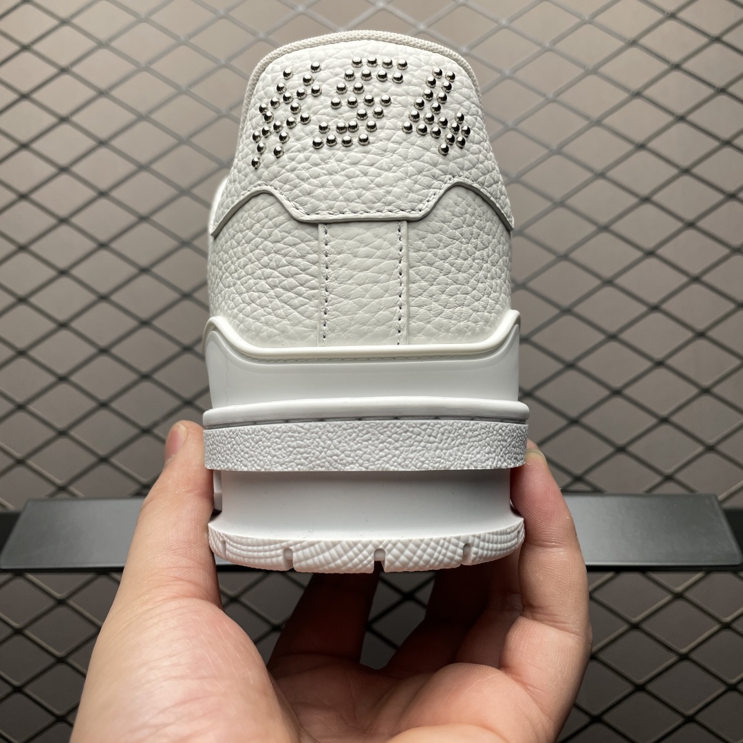 Low-top casual sneakers