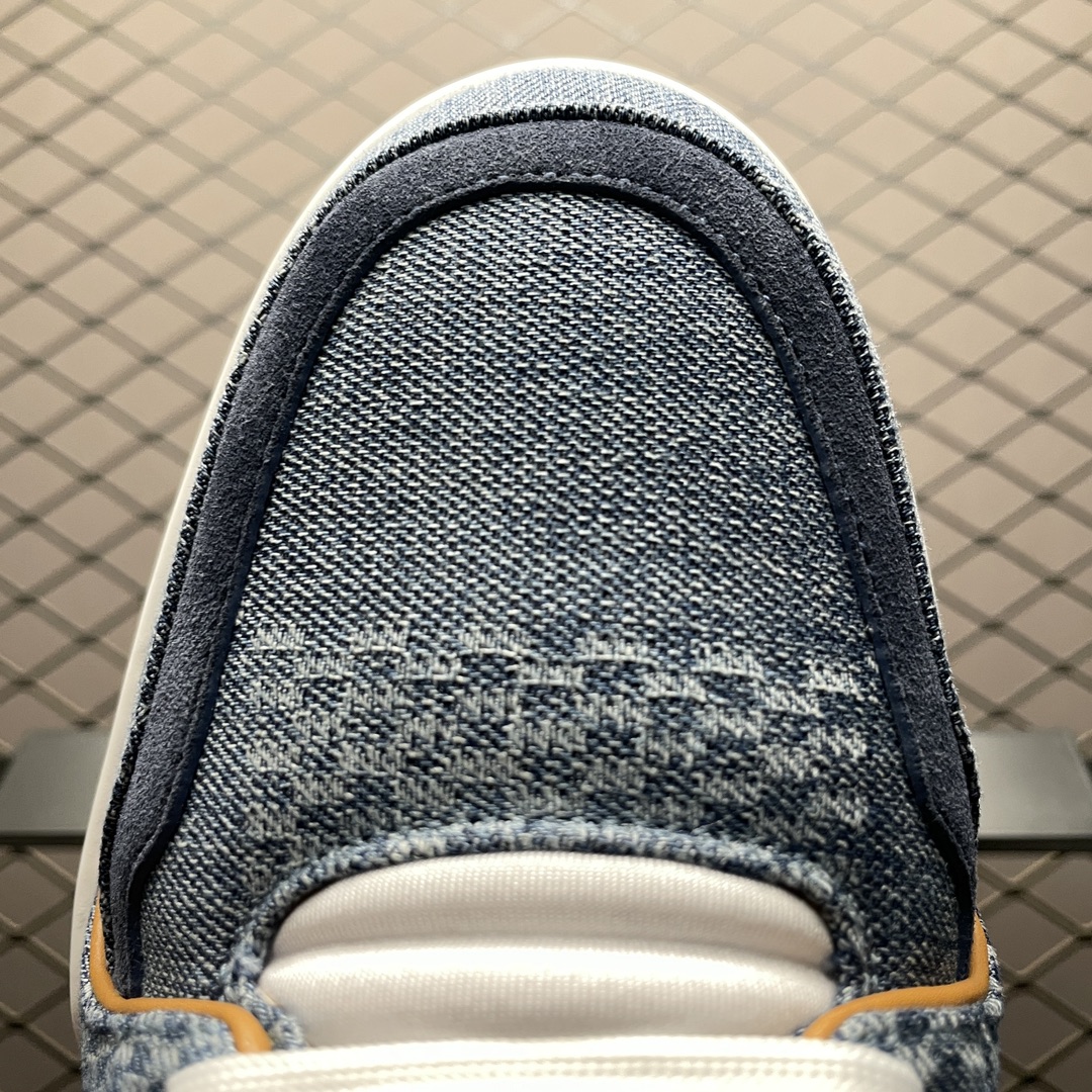 Low-top casual sneakers