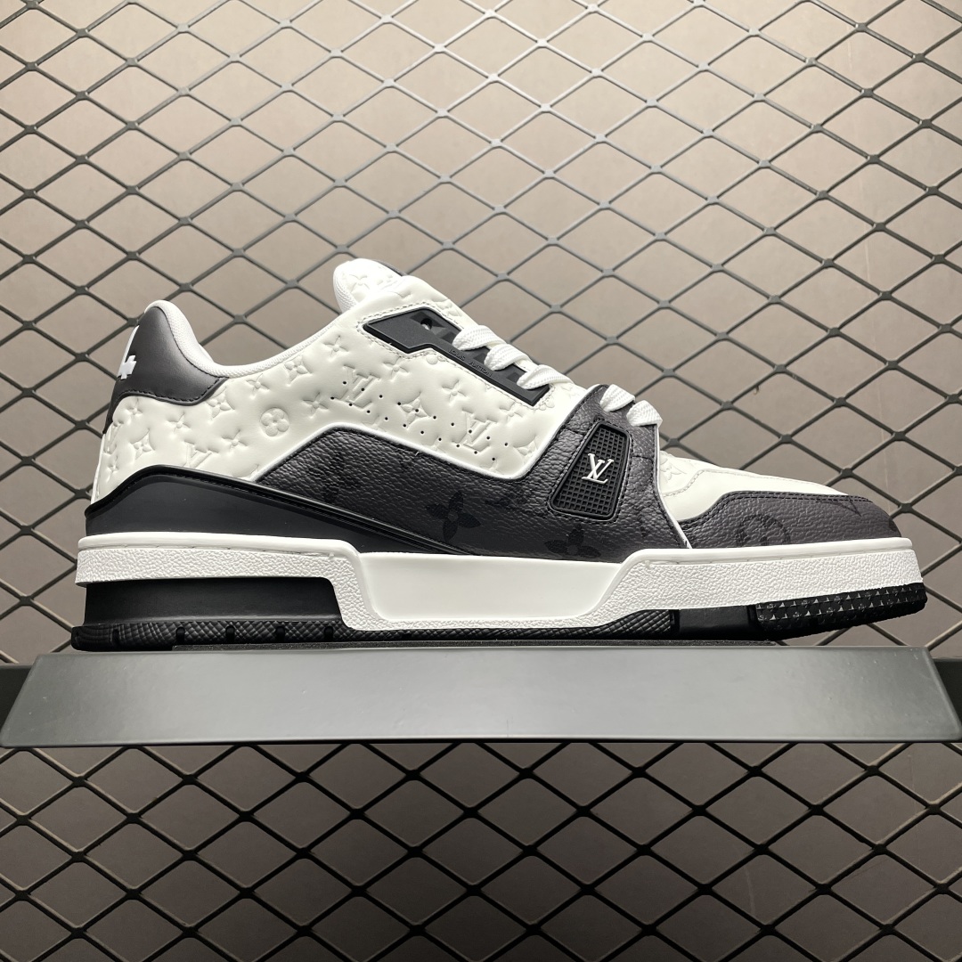 Low-top casual sneakers