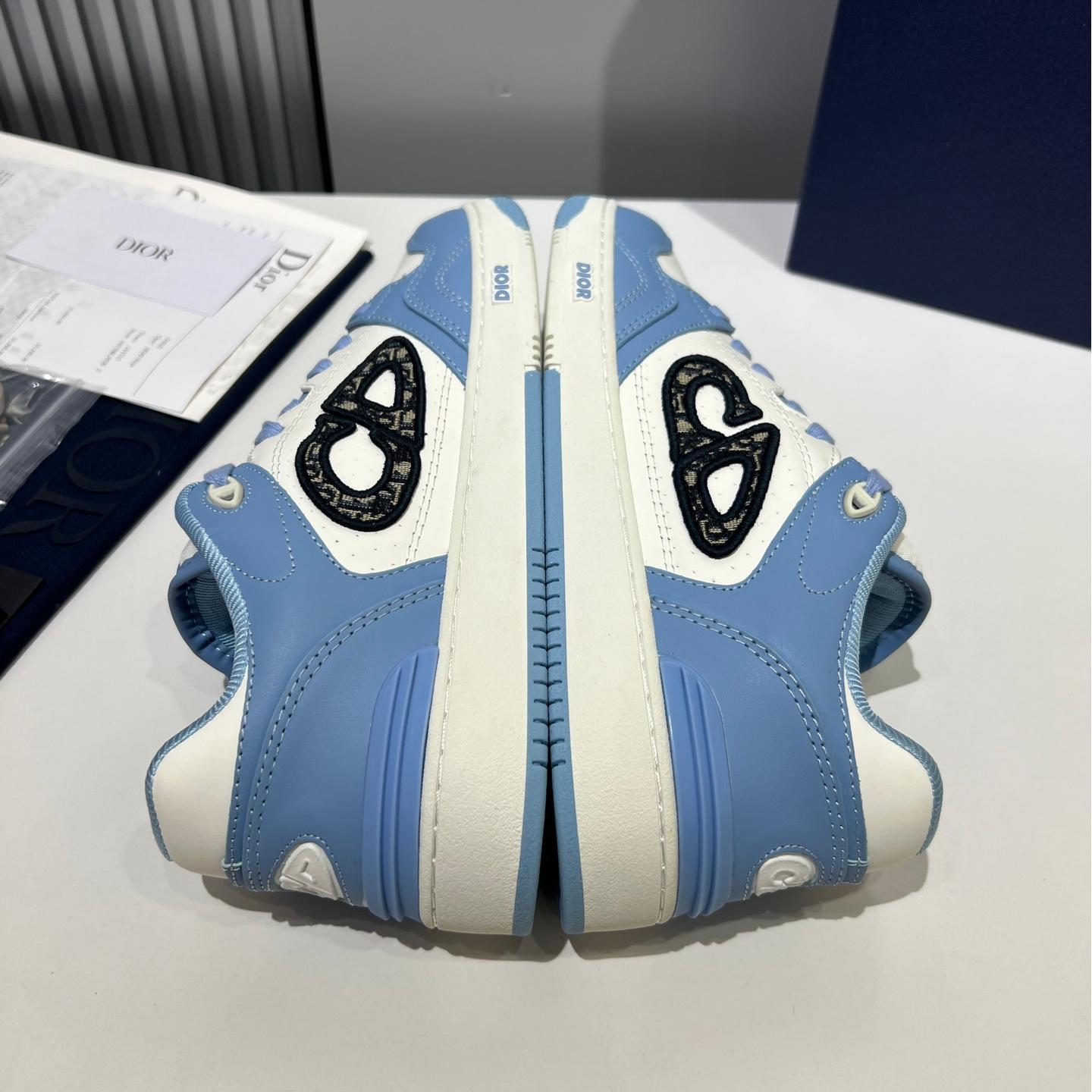 Low-top casual couple sneakers