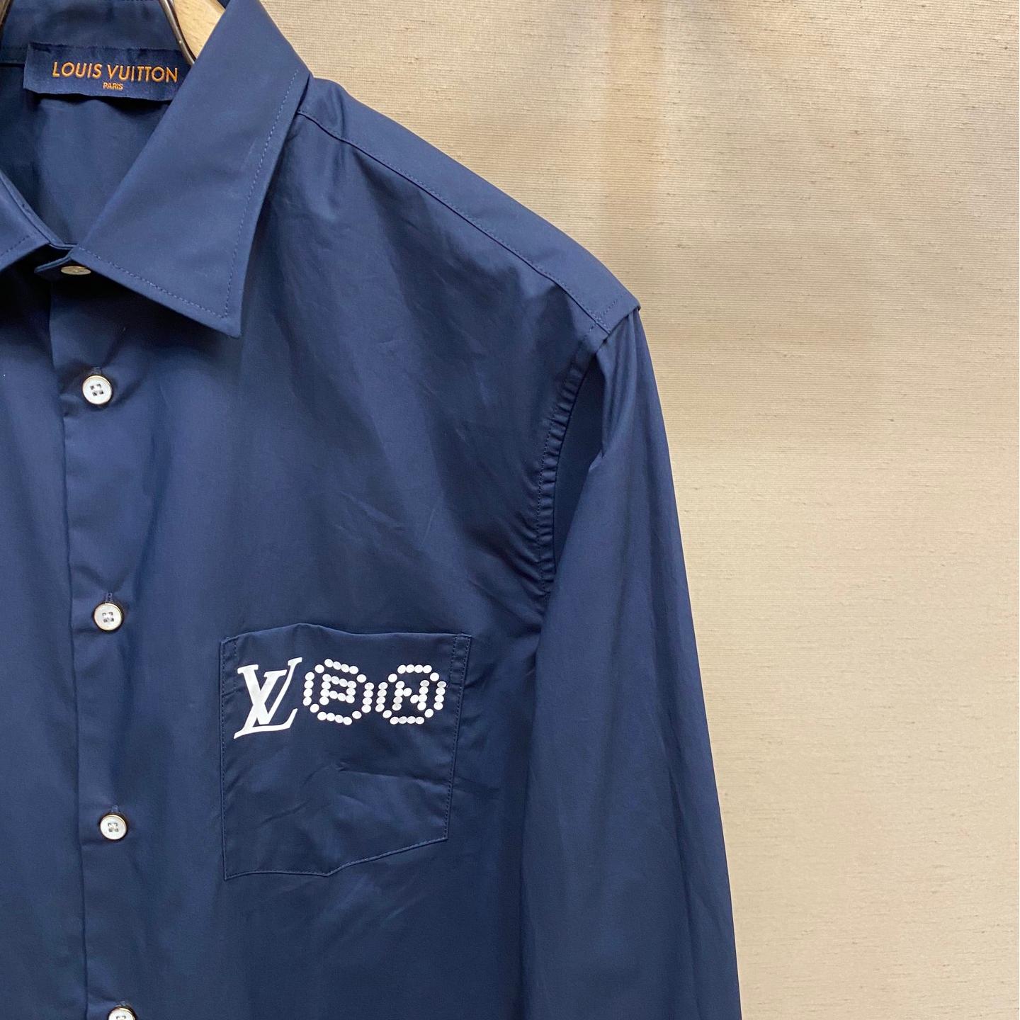 Blue shirt with co-branded signature print