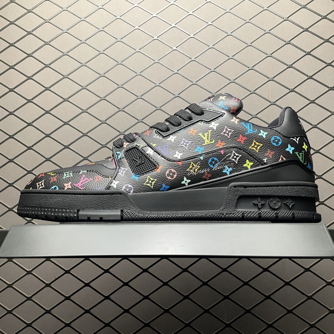 Low-top casual sneakers