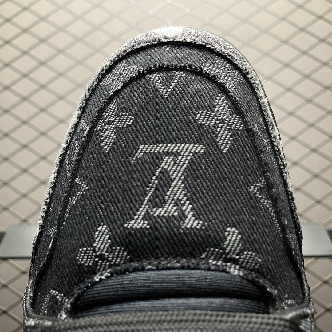 Low-top casual sneakers