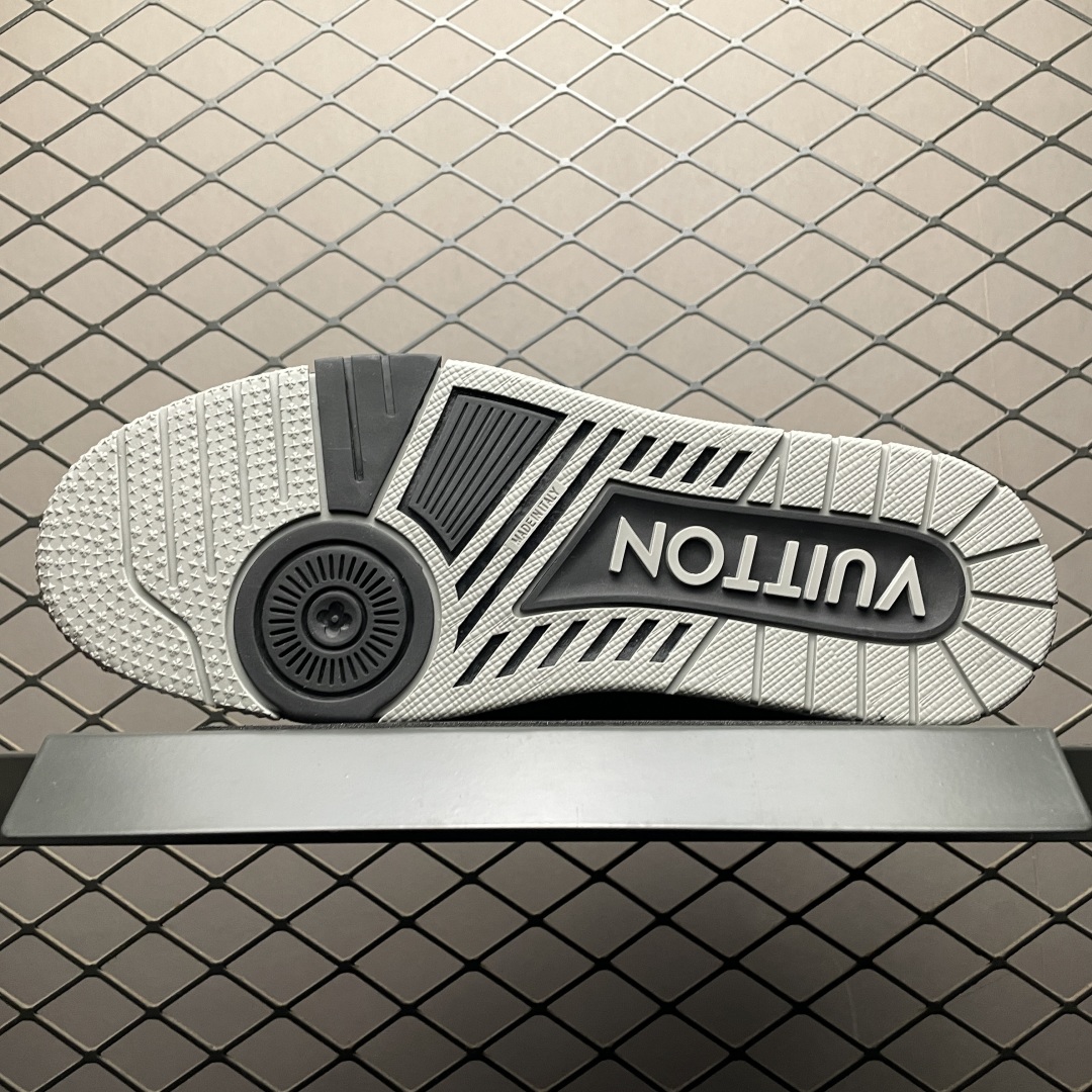 Low-top casual sneakers