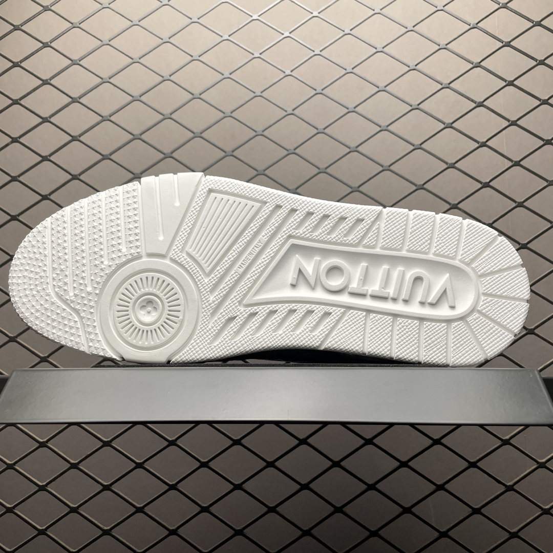 Low-top casual sneakers