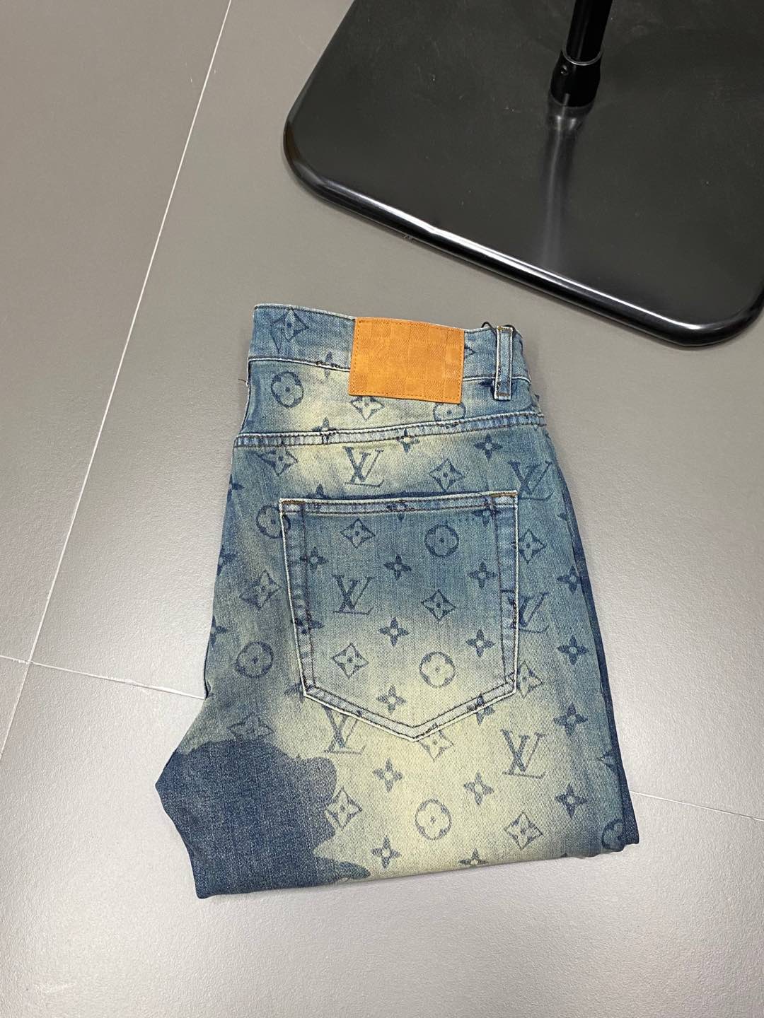 Breathable and comfortable jeans