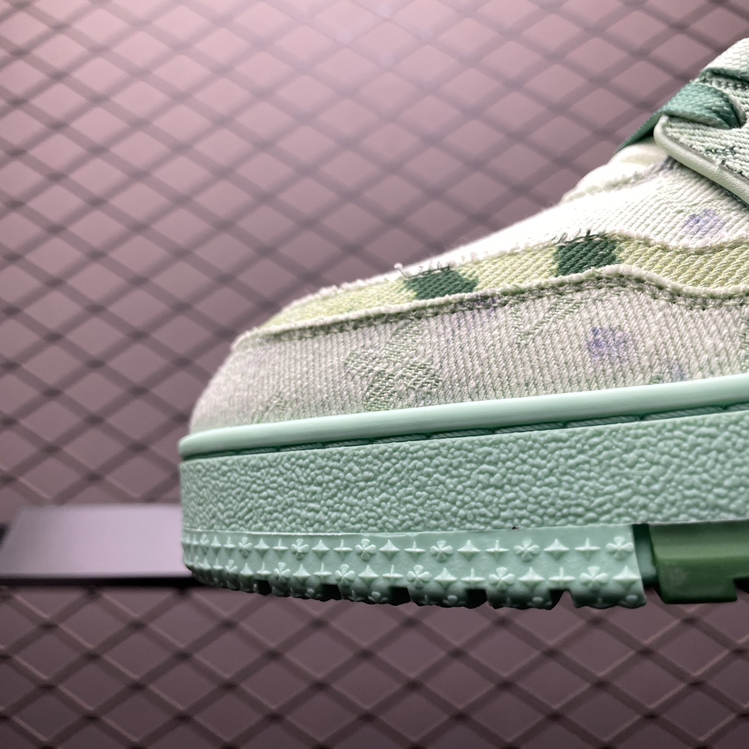 Low-top casual sneakers