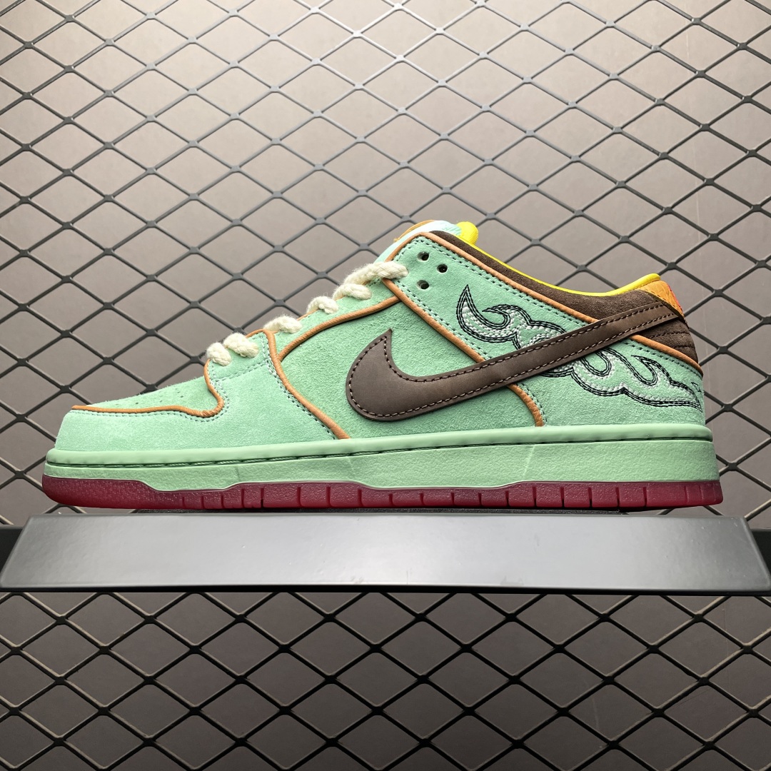 NK SB Dunk Low 