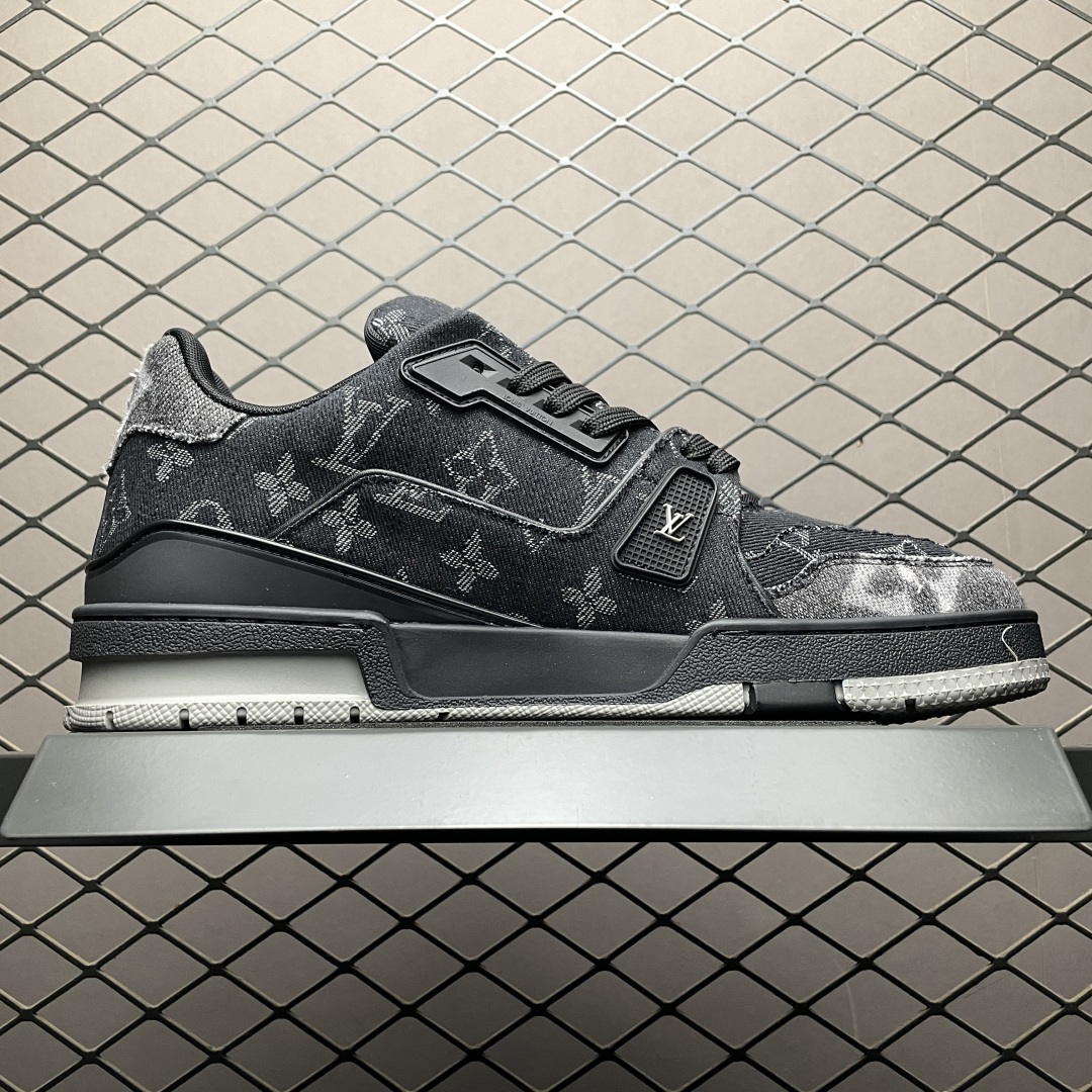 Low-top casual sneakers