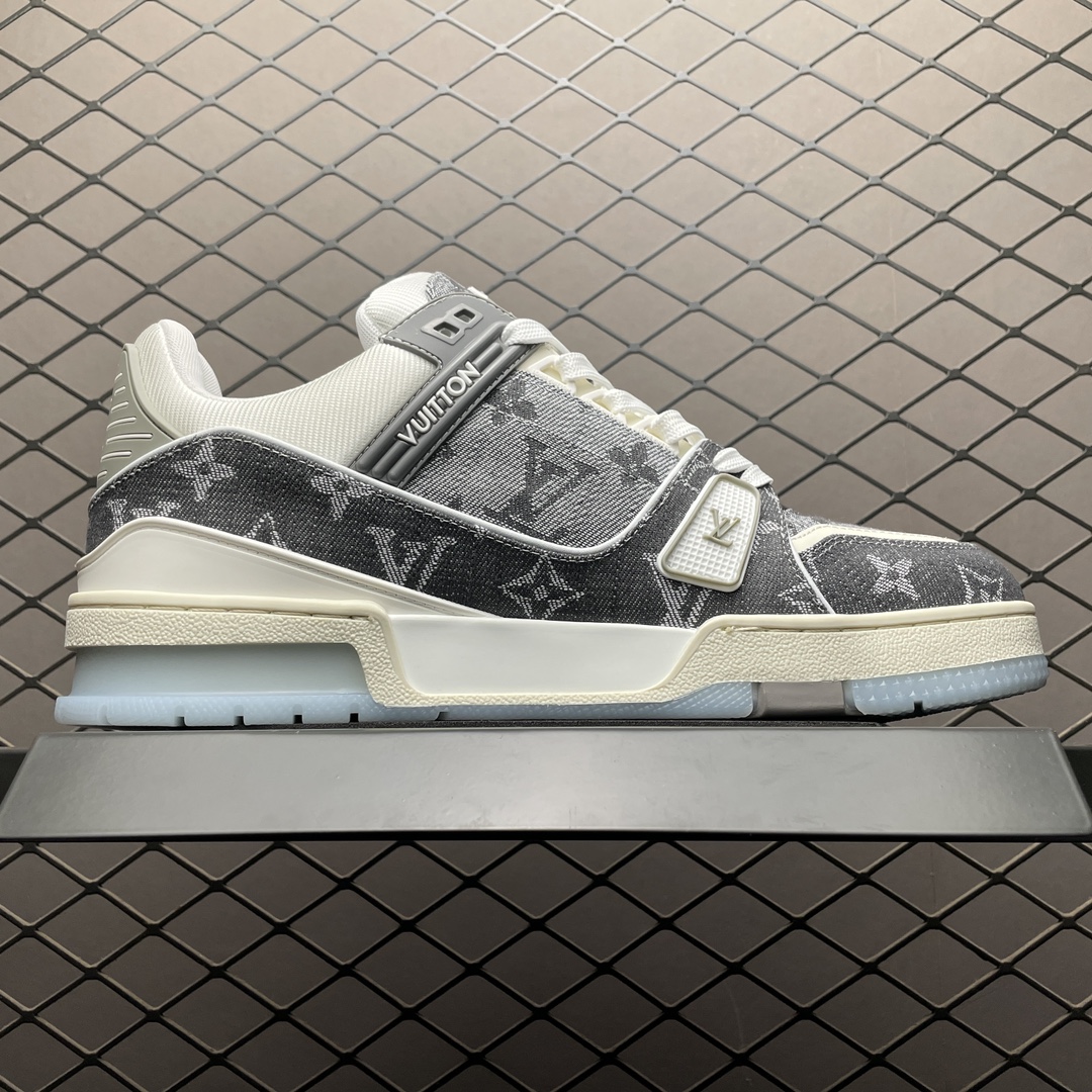 Low-top casual sneakers