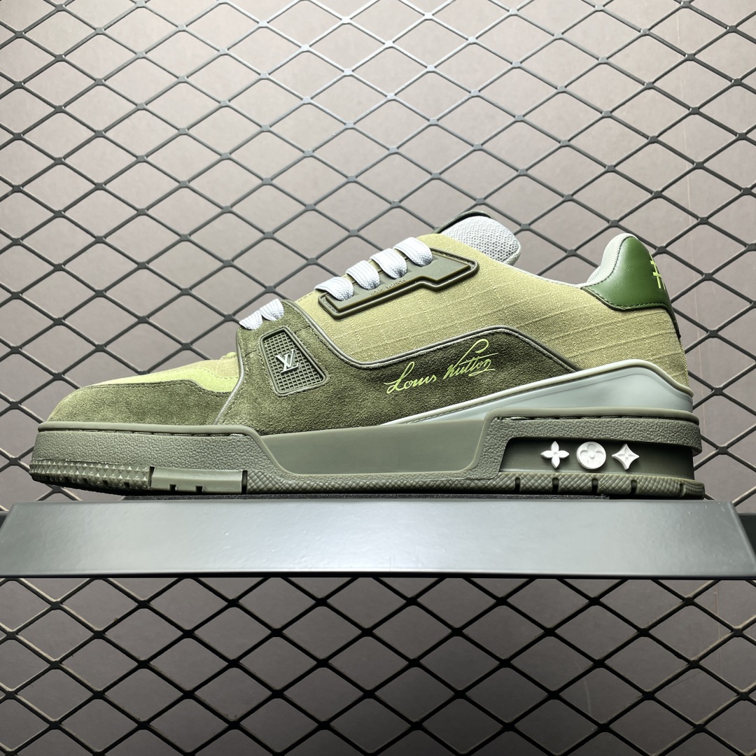 Light green low-top casual sneakers