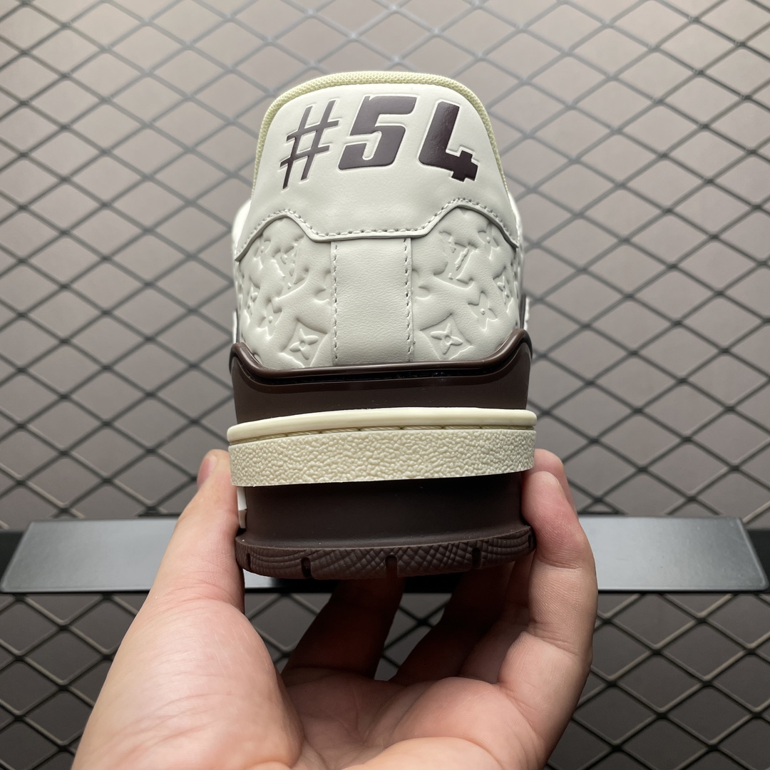 Low-top casual sneakers