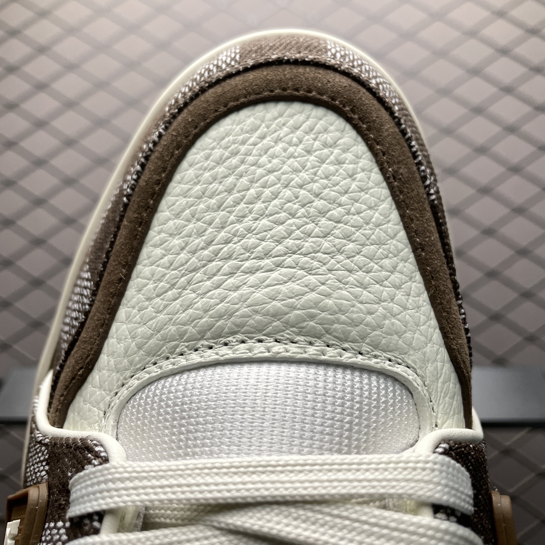 Low-top casual sneakers