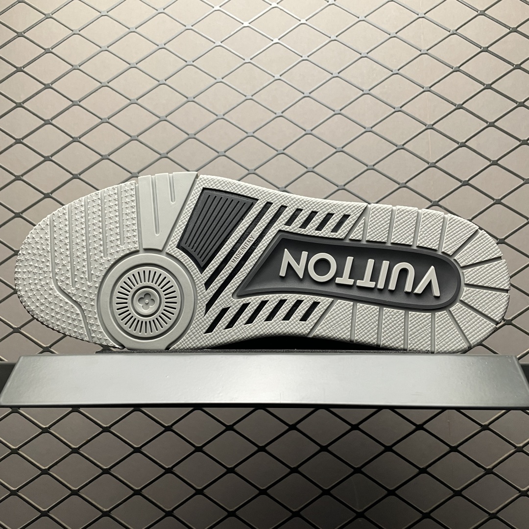 Low-top casual sneakers