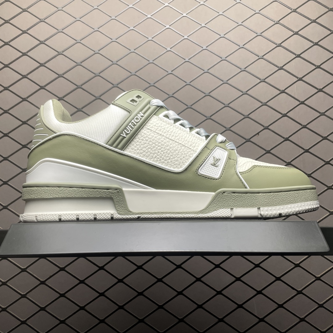 Low-top casual sneakers