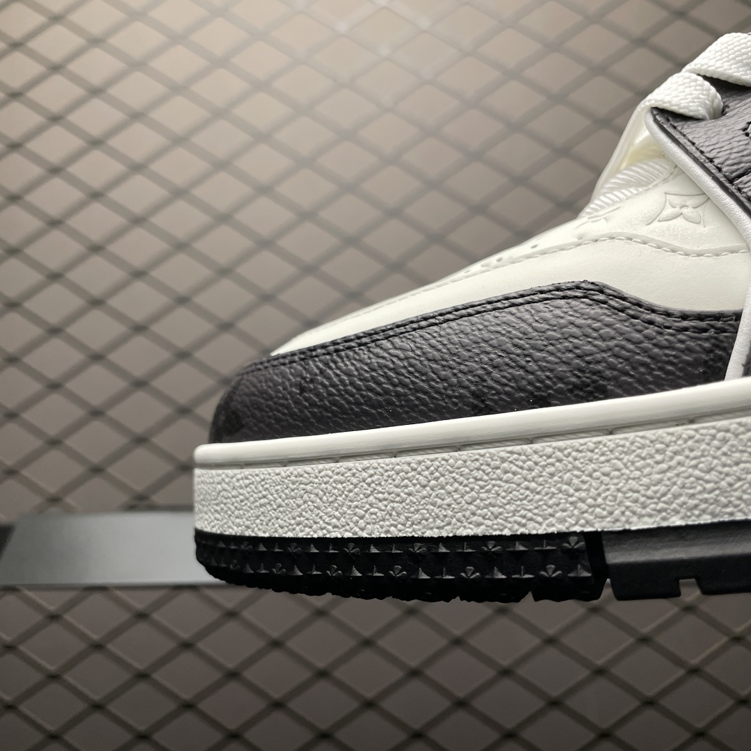 Low-top casual sneakers