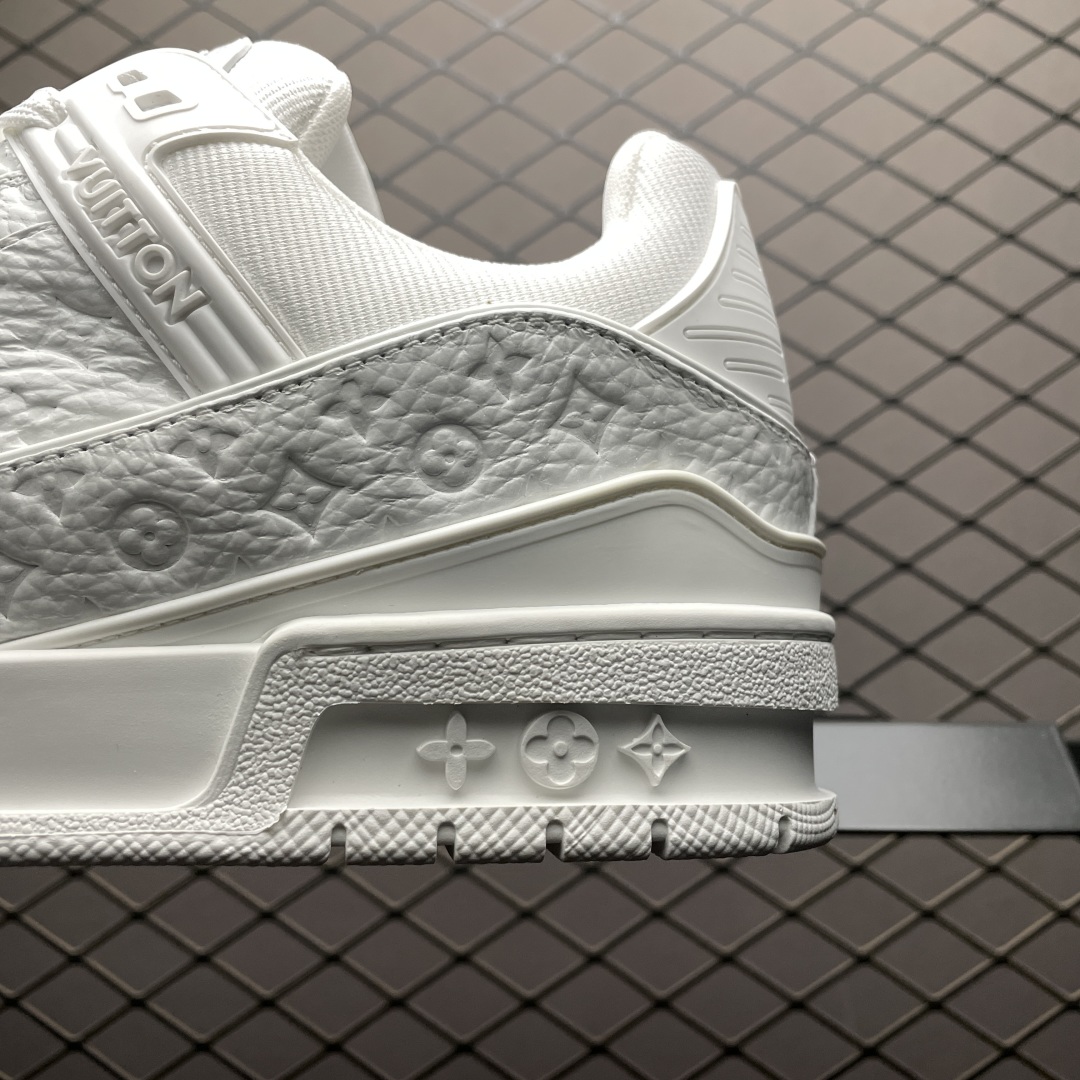 Low-top casual sneakers