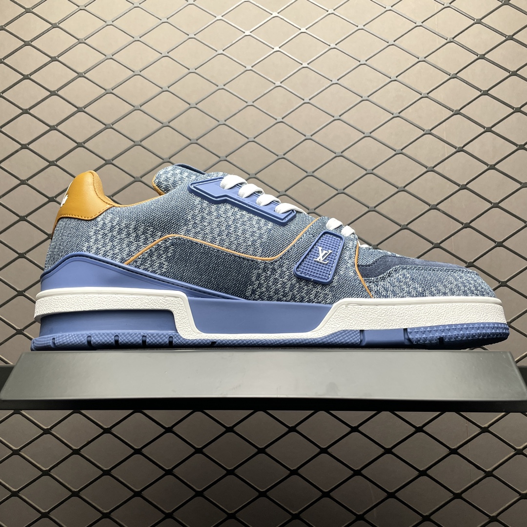 Low-top casual sneakers