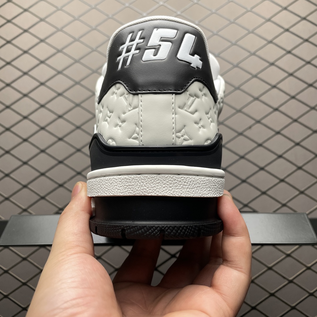 Low-top casual sneakers