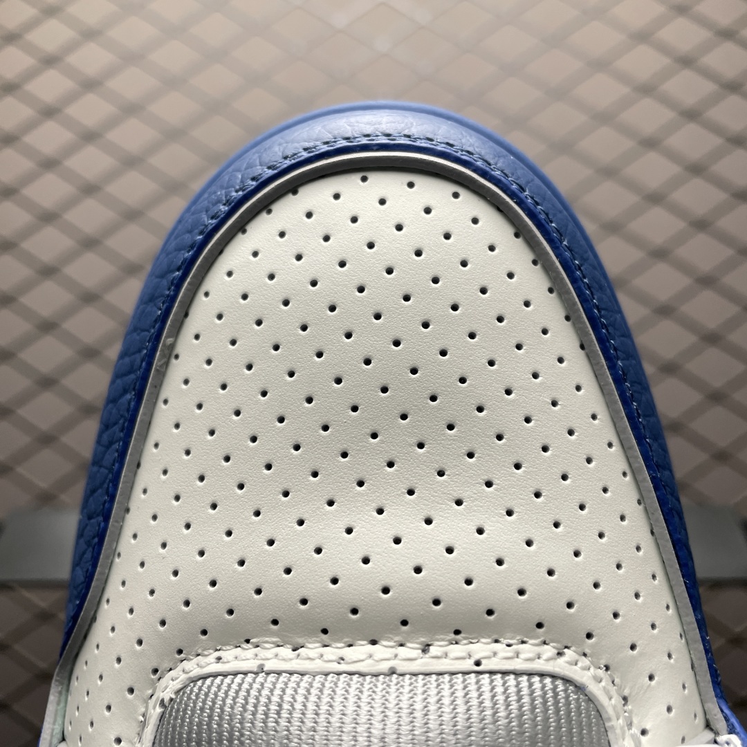 Low-top casual sneakers