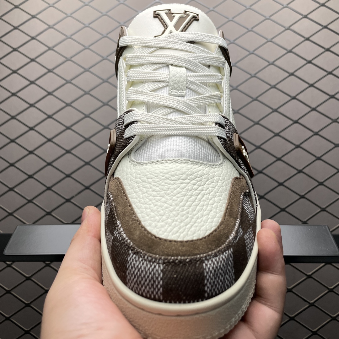 Low-top casual sneakers